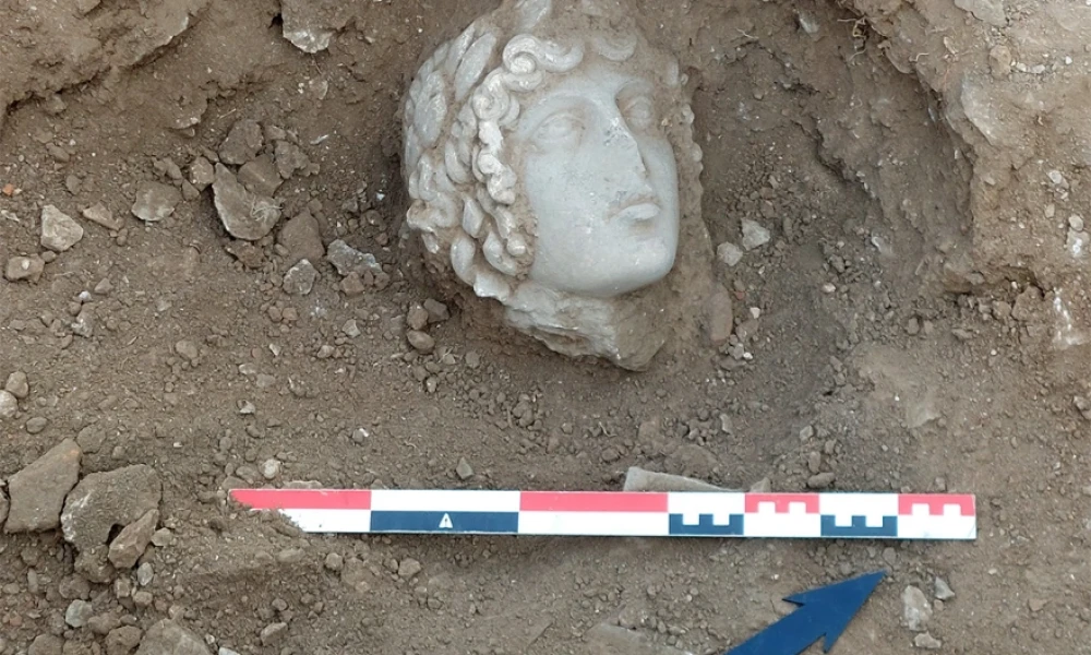 Ανασκαφή Φιλίππων: Η ομάδα του ΑΠΘ αποκάλυψε κεφαλή αγάλματος που από ότι φαίνεται ανήκει στον Απόλλωνα (Εικόνες)